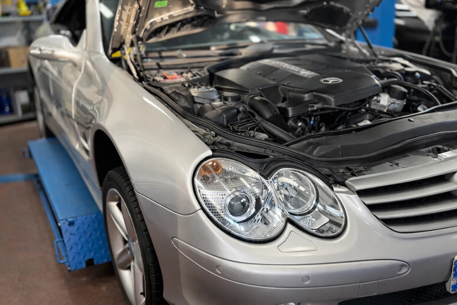 Tecnico Minto al lavoro in officina